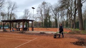 Tennis Club Berlin Buch Spielfeld arbeiten